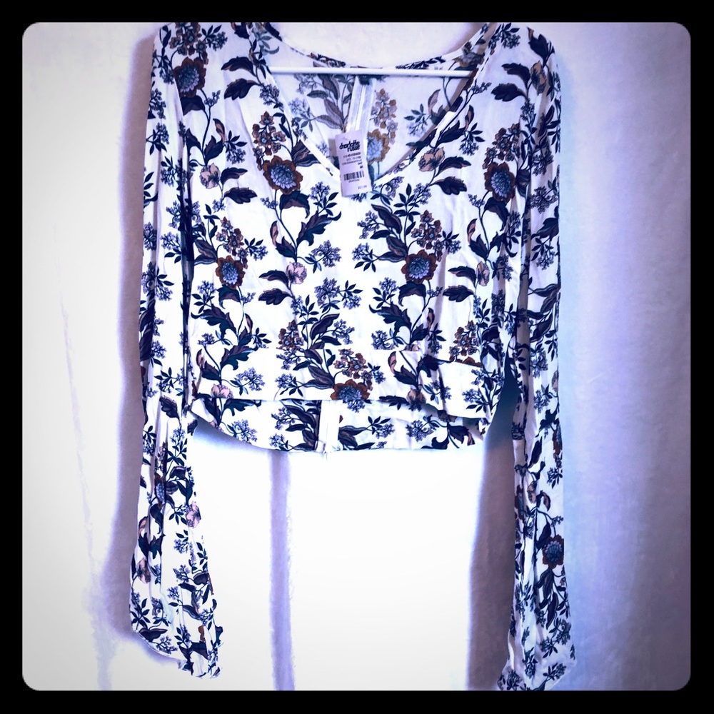 Nwt Bell sleeve crop blouse